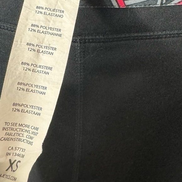 Fabletics PowerHold Capri Leggings Size XS | Black Mini Peak Horizon Print Worko - Picture 4 of 8